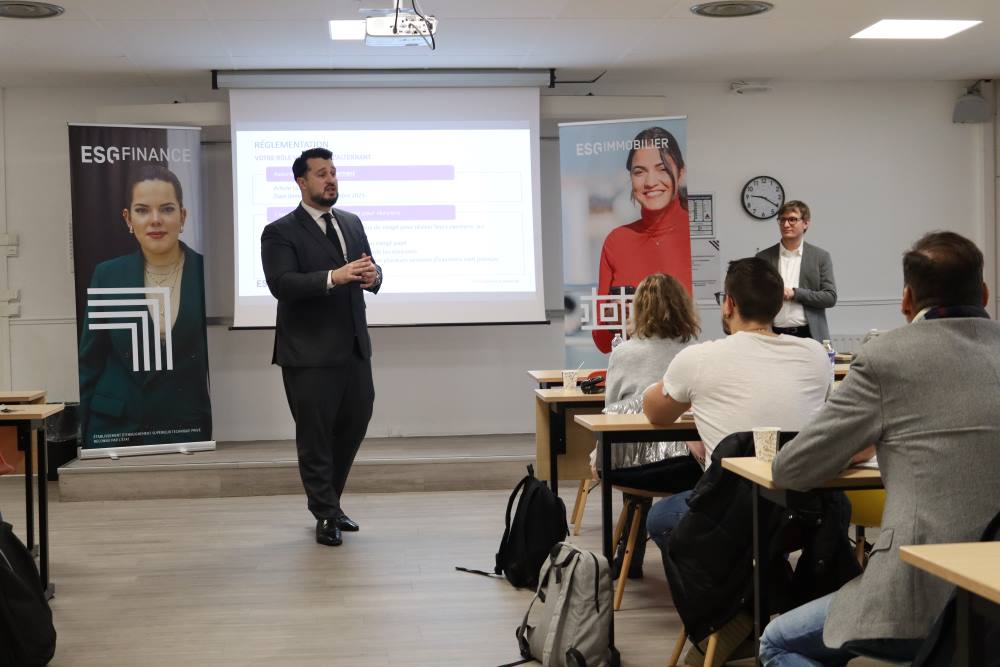 Antoine Bertheux directeur ESG Finance présente l'école aux tuteurs