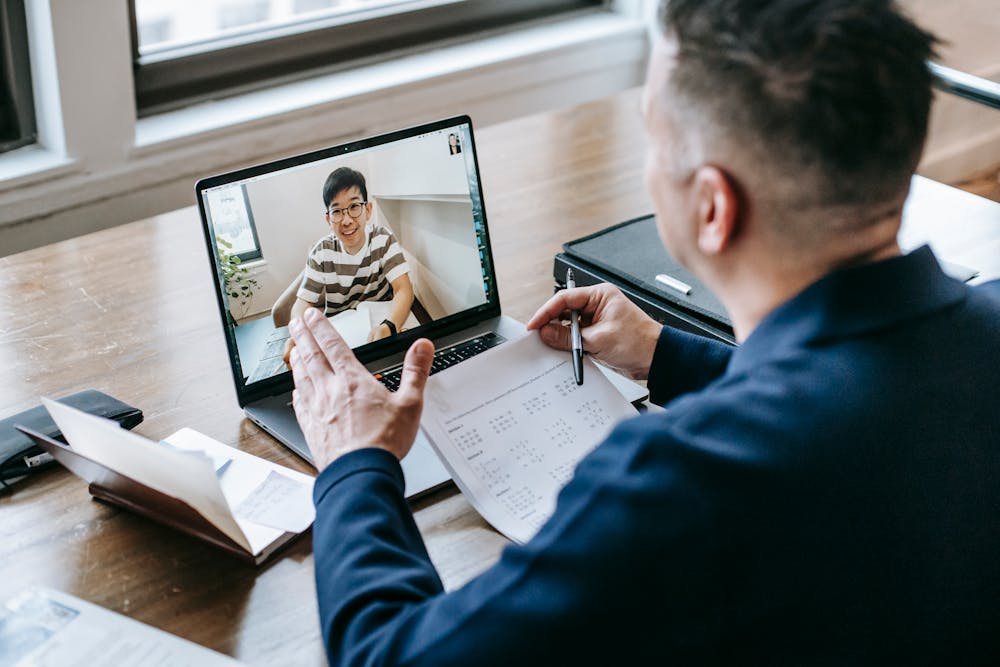 mentor discutant avec un étudiant