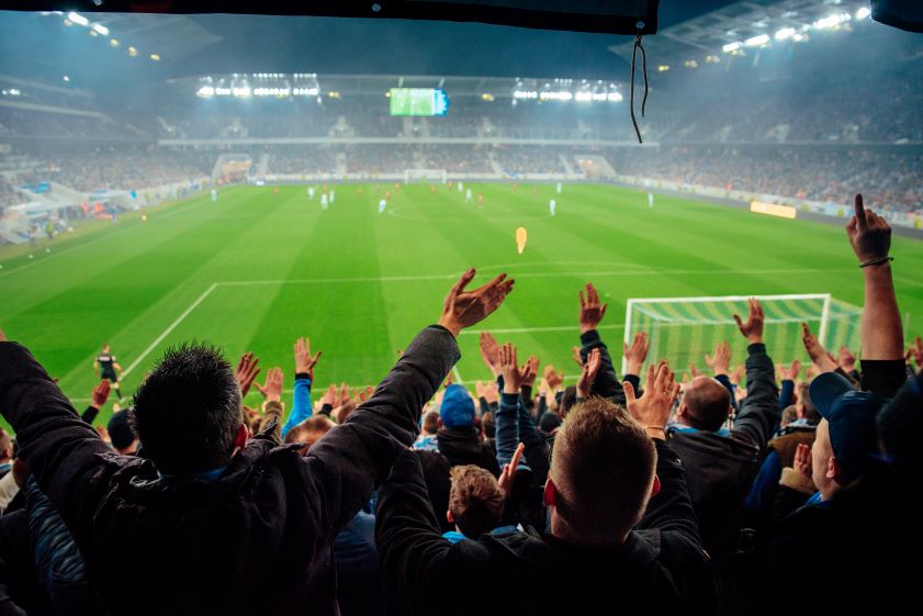 Stade football avec spectateurs enthousiastes